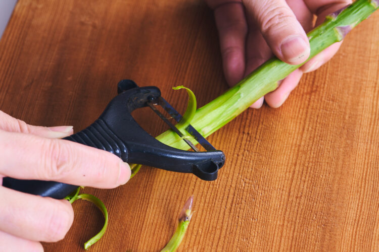 アスパラの皮をピーラーでむく